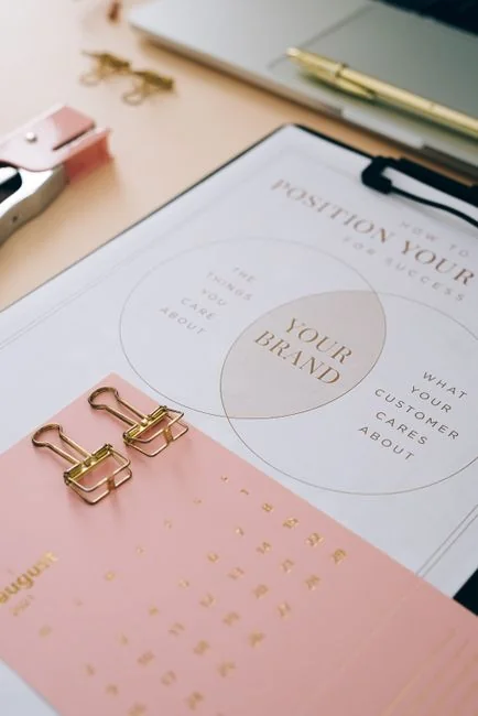 Vue de dessus d’un clavier, d’un agenda avec une note de marketing sur les médias sociaux, et d’une tablette posés sur un bureau.